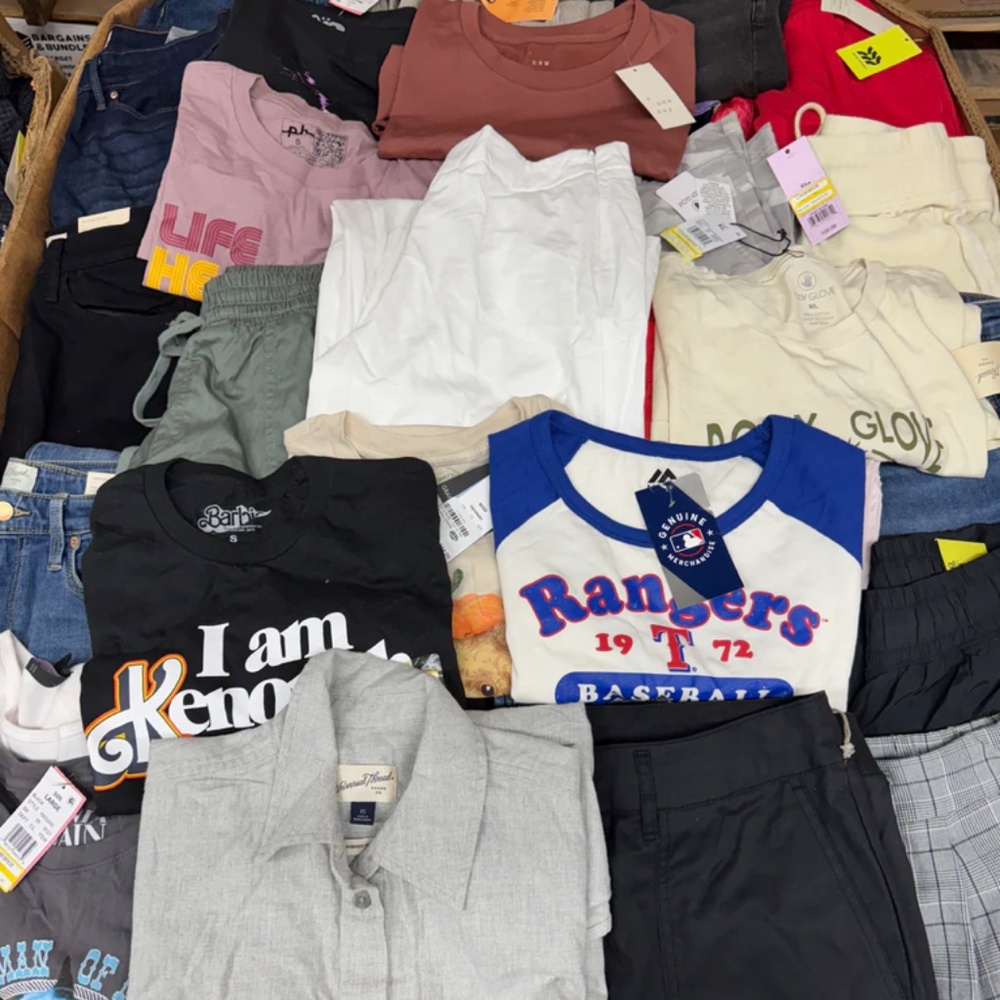 SUPPORT OUR SHOW (LOT OF 10-15) Target Women’s Wholesale Clothing Box - Picture 4 of 9